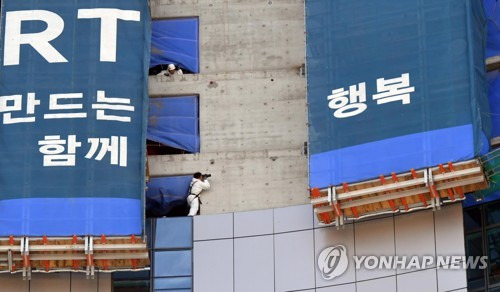 엘시티 55층 구조물 현장 감식 (부산=연합뉴스) 조정호 기자 = 3일 부산 해운대 엘시티 공사장에서 경찰과 국립과학수사연구원이 A동 55층에 있던 구조물이 추락한 원인을 조사하고자 정밀감식을 벌이고 있다. 2018.3.3       ccho@yna.co.kr