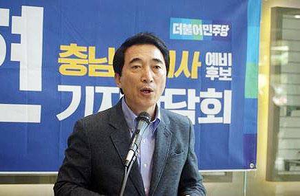 기자간담회하는 박수현 충남지사 예비후보 (아산=연합뉴스) 이은중 기자 = 13일 박수현 전 청와대 대변인이 아산시청에서 기자회견을 하고 있다. 2018.3.13
