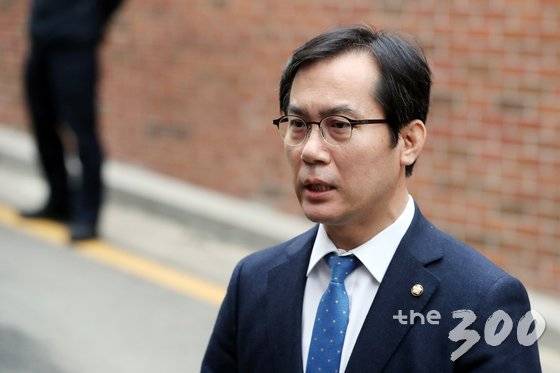 '뇌물수수·횡령·조세포탈' 등의 혐의를 받고 있는 이명박 전 대통령(77)의 검찰 출석을 앞둔 14일 오전 김영우 자유한국당 의원이 서울 강남구 논현동 이 전 대통령 자택으로 들어서고 있다. 이 전 대통령은 전두환·노태우·노무현·박근헤 전 대통령에 이어 피의자 신분으로 검찰 조사를 받는 헌정 사상 다섯 번 째 전직 대통령이 된다. 2018.3.14/뉴스1  <저작권자 © 뉴스1코리아, 무단전재 및 재배포 금지>