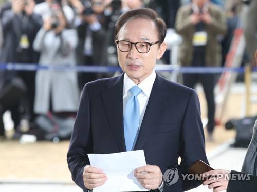 [MB소환]대국민 메시지 발표하는 이명박 전 대통령 (서울=연합뉴스) 임헌정 기자 = 뇌물수수·횡령·조세포탈 등 혐의를 받는 이명박 전 대통령이 14일 오전 서울 서초구 서울중앙지검에 피의자 신분으로 출석, 대국민 메시지를 발표하고 있다. 2018.3.14  kane@yna.co.kr  (끝)