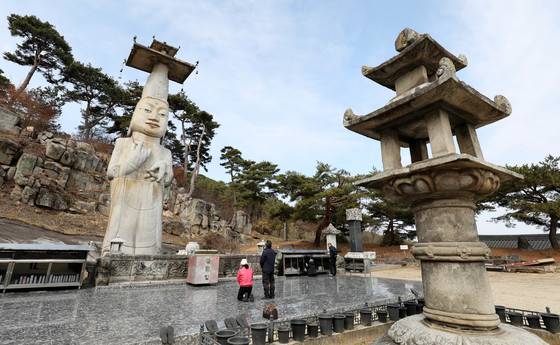 국내 최대 석불로 일명 은진미륵(恩津彌勒)으로 알려진 충남 논산 관촉사의 석조미륵보살입상(石造彌勒菩薩立像)이 국보로 승격 된다. 관광객들이 석조미륵보살입상 앞에서 불공을 드리고 있다. 은진미륵 앞에는 보물 제 232호 석등이 있다. 프리랜서 김성태