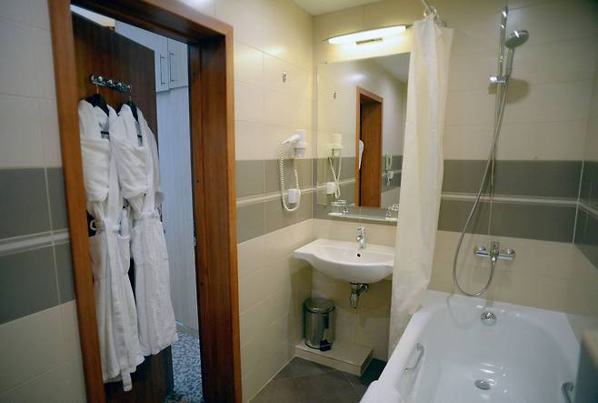 대표팀의 묵을 뉴 페터 호프 호텔 룸 내부 화장실. [AFP=연합뉴스]