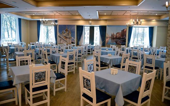 상트 페테르부르크 뉴 페터호프 호텔 레스토랑 내부. 외벽에 숙소 밑에 위치한 상트 페테르부르크의 여름 궁전 사진이 부착되어 있다. 표트르 대제가 러시아 제국의 위엄과 황제의 권위를 과시하기 위해 지어진 여름 궁전은 예르미타주 미술관으로 유명한 겨울 궁전과 함께 상트 페테르부르크의 명소다. [AFP=연합뉴스]