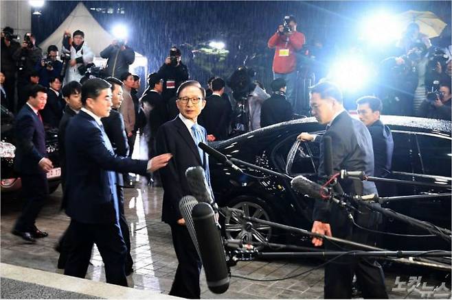 이명박 전 대통령이 15일 오전 피의자 조사 후 서울중앙지검을 나서고 있다. (사진=박종민 기자)