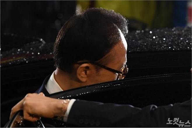 이명박 전 대통령이 15일 오전 피의자 조사 후 서울중앙지검을 나서고 있다. (사진=박종민 기자)