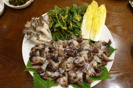 ‘남도사계 고운님’은 계절마다 서남해안의 제철 해산물을 산지에서 직접 조달해 남도 미각의 푸짐한 밑반찬과 함께 여러 가지 음식으로 만들어낸다. 이른 봄 메뉴로 내고있는 새조개 샤부샤부 접시.싱싱한 조개 살의 맛을 해치지 않으려고 곁들이는 채소는 향이 적은 것들로 구성했다.