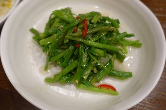 미나리무침. ‘고운님’은 이른 봄이면 청색 채소로 섬초(시금치)와 미나리를 쓴다. 미나리는 전남 나주시 노안의 키 작은 미나리(‘돌미나리’라 통칭)만 쓴다.