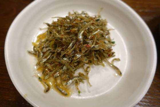 잔멸치볶음. 멸치는 고향인 완도 산을 많이 쓴다.