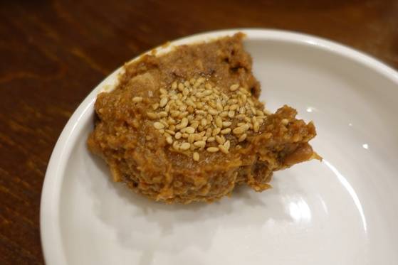 쌈된장. 전남 곡성군 옥과면 수리의 김광신 할머니가 담가준 된장에 삶은 메주콩을 넣고 치대 염도를 낮춘 후 2차 숙성한 된장이다.