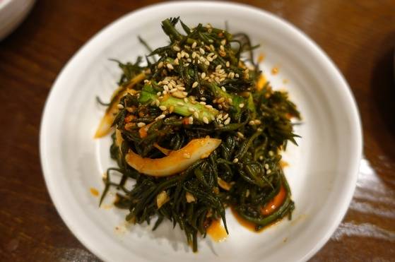 톳나물무침은 된장으로 간을 했다.