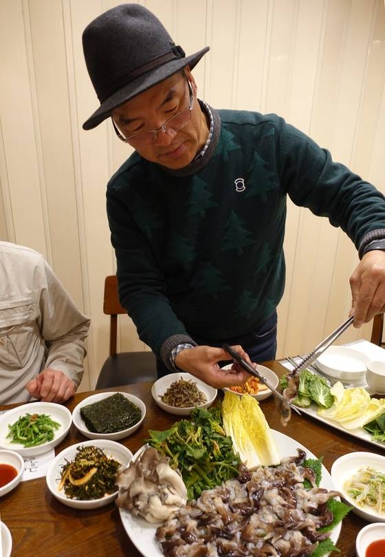 새조개를 양념하지 않고 먹어 보라며 내장 부분을 잘라 권하는 ‘고운님’ 주인 정춘근씨.