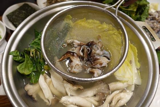 먹기 좋게 데쳐진 새조개 살.