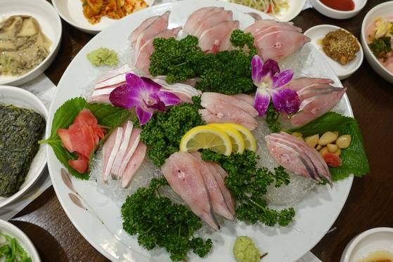 병어회. 병어는 ‘고운님’에서 가장 인기 있는 생선이다.