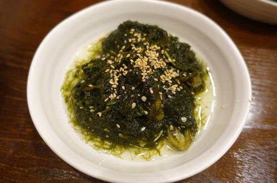 감태지. 매생이와 파래 사이의 해조류인 감태로 김치처럼 담가 먹는 음식은 전남 남해안 출신에게는 추억의 음식이다.