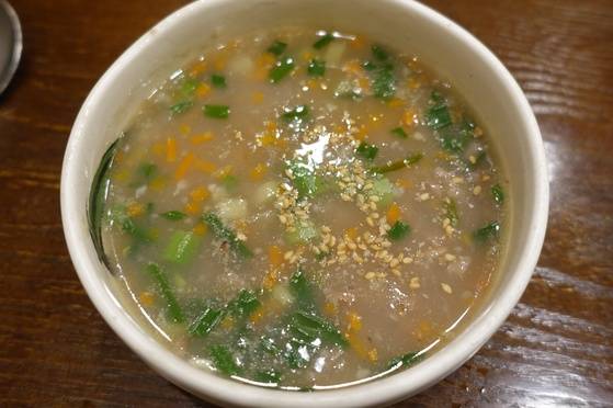 새조개와 주꾸미를 데쳐 낸 국물로 끓인 죽.