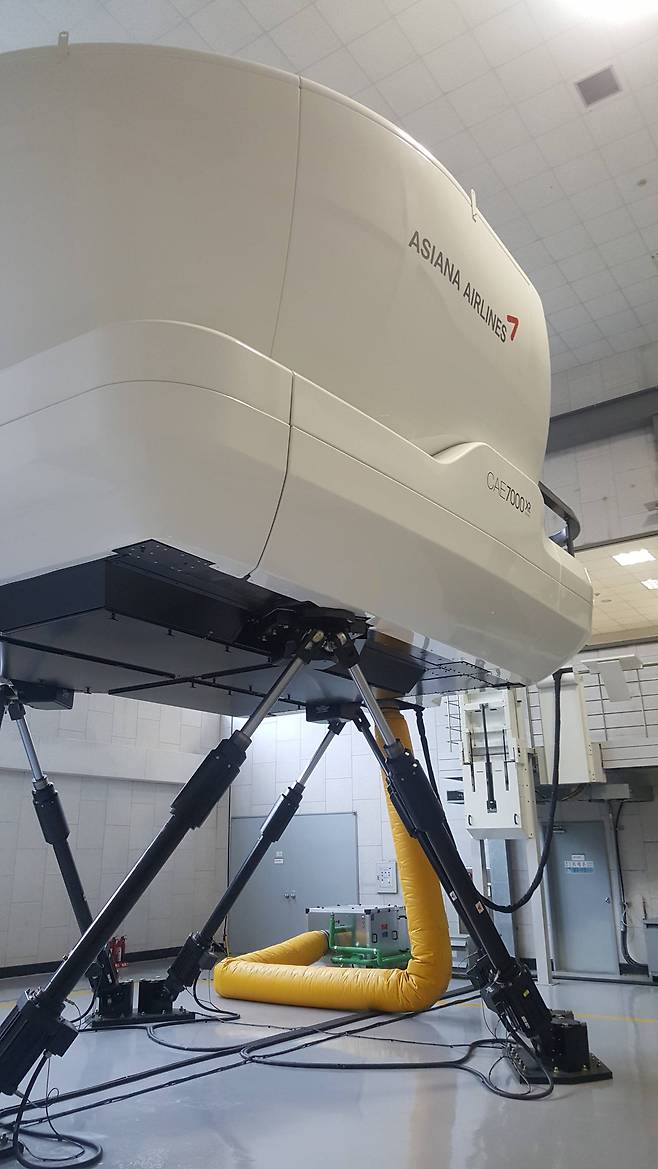 A350 시뮬레이터는 무게가 13t에 다리를 모두 올리면 최장 7.8m가량 된다.
