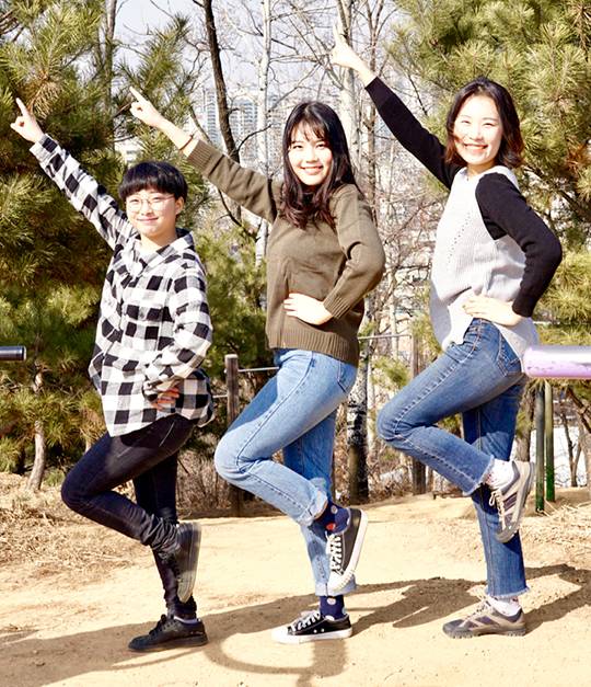 김경아씨의 세 딸 김희은 김희수 김희연. 셋 모두 자기만의 색채와 빛깔을 지닌 독립적 존재로 크고 있다. 김경아씨 제공