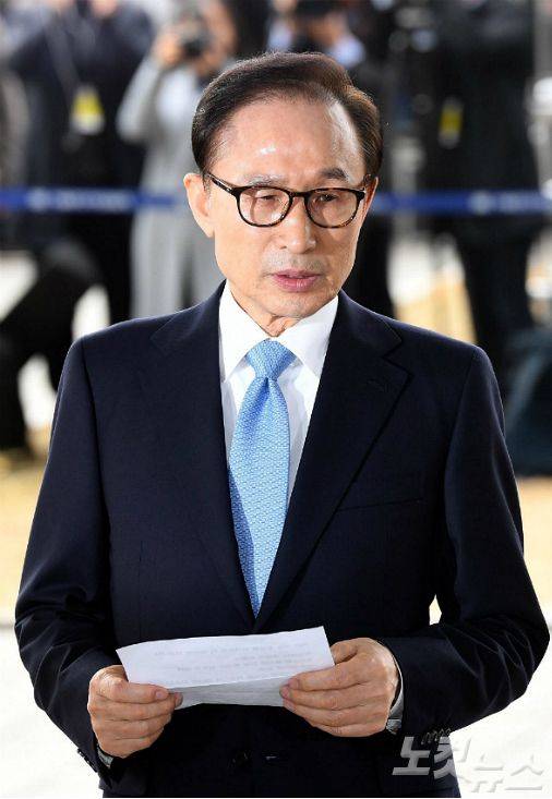 국가정보원 특수활동비 및 불법자금 수수혐의, 다스(DAS) 관련 의혹을 받고 있는 이명박(77) 전 대통령이 14일 오전 피의자 신분으로 서울 서초동 중앙지검에 출석하고 있다. (사진=박종민 기자)