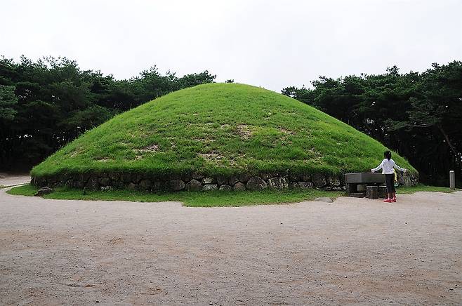 왕릉 앞에서 여자아이가 절을 하고 있다. 한때 드라마 때문에 사람들이 많이 찾았으나, 요즘은 상대적으로 조용하다.  ⓒ홍윤호