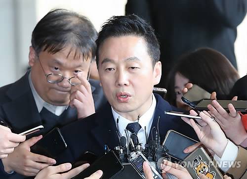 입장 밝히는 정봉주 (서울=연합뉴스) 김주성 기자 = 더불어민주당 복당 심사와 함께 서울시장 경선을 준비해 온 정봉주 전 의원이 13일 오후 서울 서초동 서울중앙지검에서 자신에 대한 성추행 의혹 관련 기사를 게재한 인터넷 매체 프레시안에 대한 고소장을 제출하기에 앞서 입장을 밝히고 있다. 2018.3.13      utzza@yna.co.kr