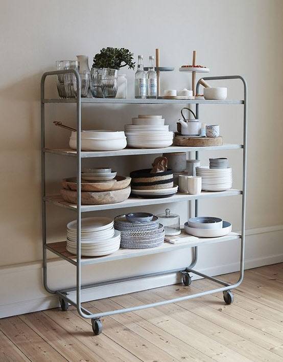 식당에서 서빙할 때 활용되던 트롤리가 인테리어 소품으로 뜨고 있다. /Aventure Deco