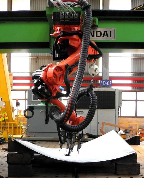 현대중공업이 선박 건조에 활용하는 ‘자동 곡 성형 로봇시스템’./현대중공업 제공