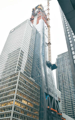 `53W53` 콘도미니엄빌딩(사진 가운데)이 바로 옆에 있는 5층 뉴욕현대미술관(MoMA·사진 오른쪽 낮은 건물)의 공중권을 사들여 320m(82층) 높이로 짓고 있다. [최재원 기자]