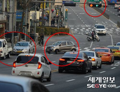 지난 12일 용산구 효창공원역 인근 유턴 구간. 지하철 출입구 인근 차도에는 불법 주정차 된 차들이 차량 흐름을 방해하고 있다.