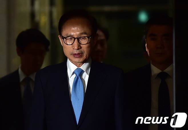 '뇌물수수·횡령·조세포탈' 등의 혐의를 받고 있는 이명박 전 대통령이 검찰 소환 조사를 마치고 15일 오전 서울 서초동 서울중앙지검을 나서고 있다.  2018.3.15/뉴스1 © News1 이재명 기자