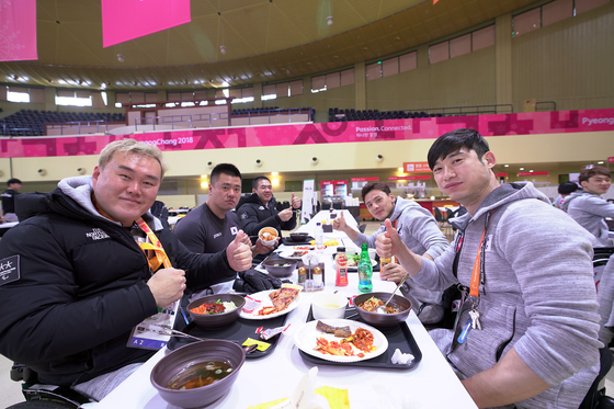 음식을 맛본 후 엄지를 들어 보이는 패럴림픽 한국 대표팀 선수들. [사진 신세계푸드]