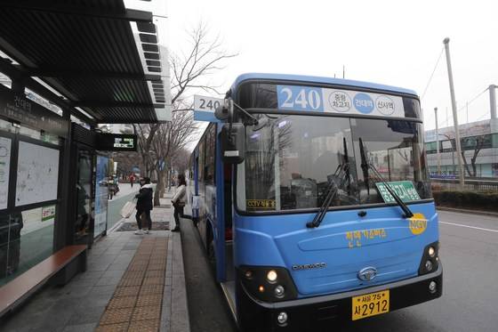 240번 버스가 지난달 27일 서울 광진구 건대역 버스정류장에 멈춰섰다. 김상선 기자