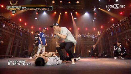 2015년 방송된 Mnet '쇼미더머니4'. 디스랩을 하는 송민호와, 이에 맞서 보란 듯이 눈을 감고 누워있는 '블랙넛'. [사진 Mnet]