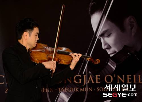 비올리스트 리처드 용재 오닐이 19일 오전 서울 종로구 문호아트홀에서 열린 9번째 정규 스튜디오 앨범 '듀오'(DUO) 발표회에서 악기를 연주하고 있다.