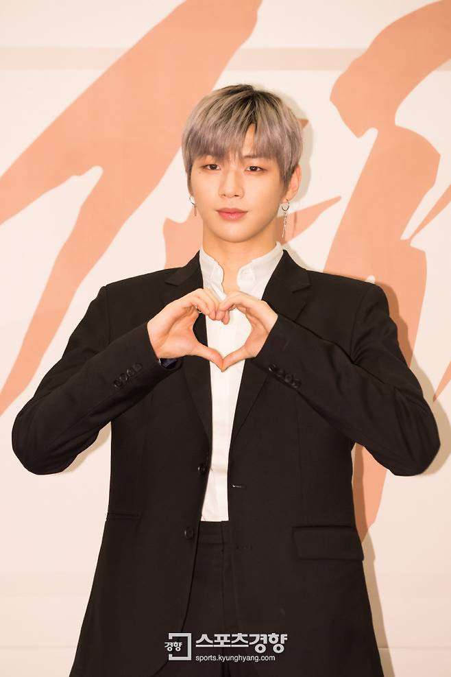 그룹 워너원의 멤버 강다니엘이 19일 오후 서울 상암동 스탠포드호텔에서 열린 두 번째 미니앨범 ‘0+1=1(아이 프로미스 유)’ 기자간담회에 참석해 포즈를 취하고 있다. 사진 CJ E&M