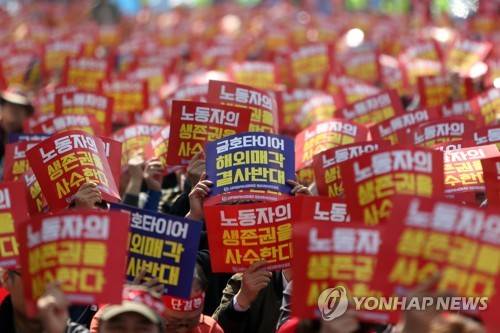 더블스타로의 매각에 반대하는 금호타이어 노조원들. [연합뉴스 자료사진]