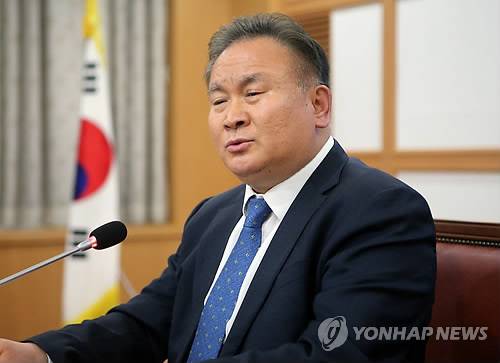 대전시장 출마 선언하는 이상민 의원 (대전=연합뉴스) 한종구 기자 = 더불어민주당 이상민 의원이 19일 오후 대전시의회에서 6·13 지방선거 대전시장 선거 출마를 선언하고 있다.