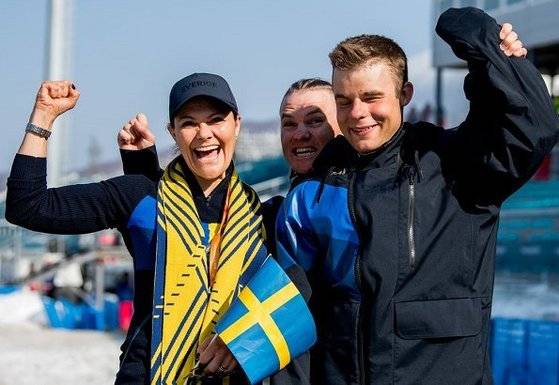 평창 동계 패럴림픽 참석차 내한한 스웨덴 빅토리아 왕세녀가 지난 14일 크로스컨트리스키 남자 1.5㎞ 스프린트 클래식 시각장애 경기에서 은메달을 딴 세바스티안 모딘 선수와 함께 환호하고 있다. [사진 스웨덴왕실]