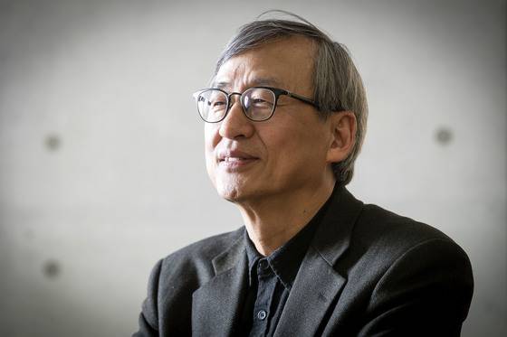 지난 2월 28일 정년퇴임한 서울대 건축학과 김광현 교수. "건축은 본래 단순하고 소박한 것"이라고 강조하는 그는 "단순하고 소박하다는 것은 그만큼 근본적이라는 뜻"이라고 덧붙였다. 장진영 기자