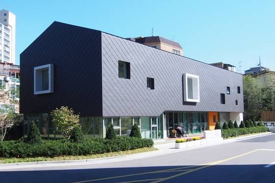 김광현 교수가 설계한 '농심어린이집'. 그는 "사람들이 일상에서 체험하는 기쁨이야말로 건축물을 사용하거나 보는 사람들과 건축가를 이어주는 접점"이라고 말한다. [사진 김광현]