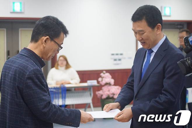 신정훈 전 청와대 농어업비서관(오른쪽)이 21일 6·13지방선거 전남지사 예비후보로 등록했다. © News1