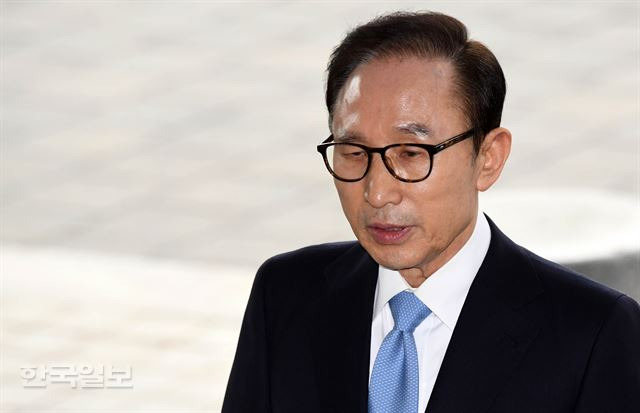 이명박 전 대통령이 14일 오전 서초구 서울중앙지검에 피의자 신분으로 출석, 대국민 메시지를 발표하고 있다. 서재훈기자