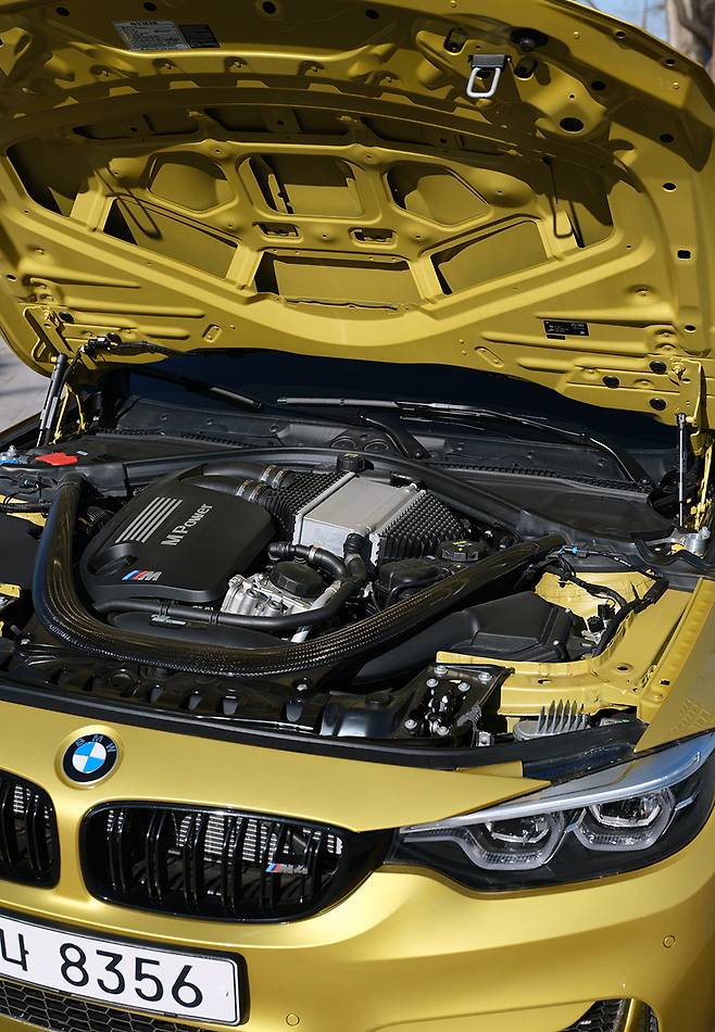 강렬한 사운드를 강조하기 위함일까? 보닛 안족 흡음제가 보이지 않는다