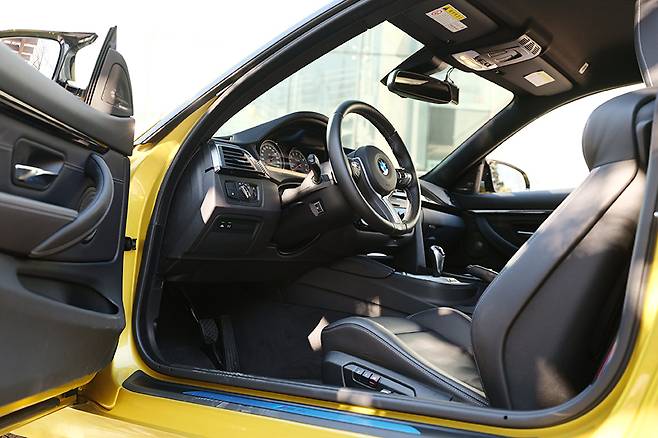 4 시리즈를 기반으로 개발된 만큼 1열의 공간은 만족스럽고 2열 공간은 '존재 자체'가 반갑다