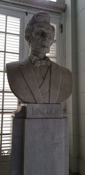 쿠바 아바나 혁명박물관에 있는 미국의 에이브러햄 대통령의 흉상. 2016년 세상을 떠난 피델 카스트로의 집무실에도 링컨의 소형 흉상이 있었다고 한다. 쿠바 지도자들은 미국과 링컨의 업적을 분리하고 있다. 쿠바에는 카스트로의 동상은 하나도 없다. 생전에 그렇게 명령했기 때문이다.