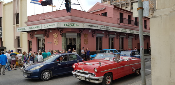 헤밍웨이가 즐겨 찾아 다이키리 칵테일을 마셨다는 아바나 시내 엘 플로디타 카페. 외국인 여행객들이 줄을 서있다. 그 앞으로 빨간색을 칠한 오픈 올드카가 다닌다. 1959년 혁명 이후 미국산 자동차의 신규 수입이 중단되자 쿠바인들은 이전에 수입했던 차량을 수리하고 칠하며 60년 이상 운행해 왔다.