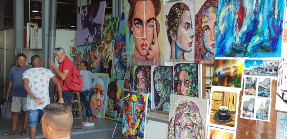쿠바 아바나 시내의 미술품 상가. 다양한 작품을 볼 수 있다.