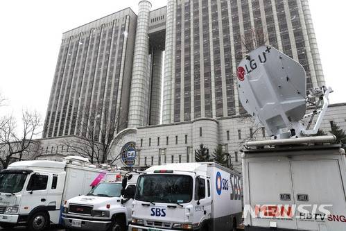 【서울=뉴시스】조성봉 기자 = 이명박 전 대통령의 영장실질심사를 하루 앞둔 21일 오후 서울 서초구 서울중앙지방법원에 방송사 중계차량들이 대기하고 있다.검찰은 뇌물수수, 국고손실, 조세포탈 횡령, 직권남용, 대통령 기록물관리법 위반 등 혐의로 이명박 전 대통령에 대한 구속영장을 청구했다. 2018.03.21. suncho21@newsis.com