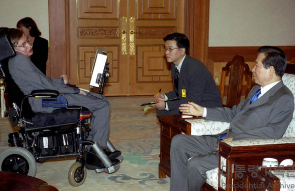 2000년 9월 청와대 면담 당시의 김대중 대통령과 스티븐 호킹 박사. /대통령 기록관
