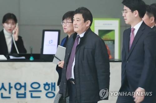 산업은행 방문한 더블스타 회장 (서울=연합뉴스) 홍해인 기자 = 금호타이어 인수를 추진하는 중국 타이어업체 더블스타의 차이융썬(柴永森) 회장이 21일 오후 서울 여의도 산업은행을 방문해 이동하고 있다. 2018.3.21      hihong@yna.co.kr