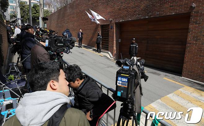 22일 오전 서울 강남구 논현동 이명박 전 대통령 자택 앞에 취재진들이 모여 있다. 2018.3.22/뉴스1 © News1 이재명 기자